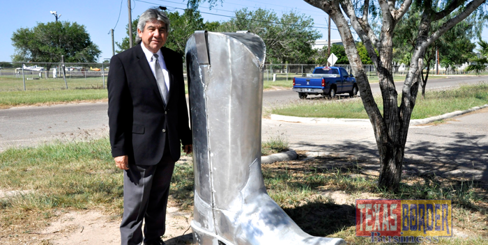 Life size boots will display logos of Mexico and US colleges