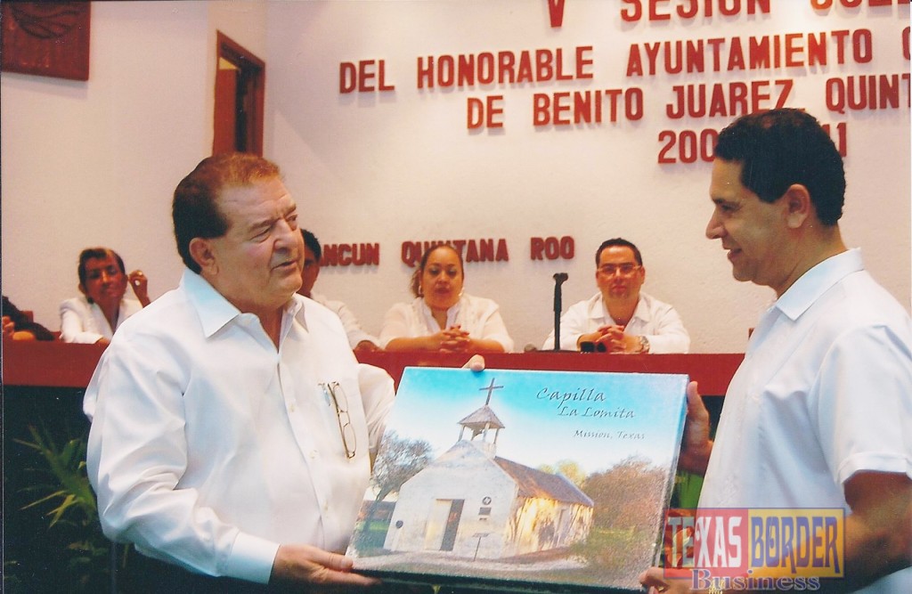Mayor Beto Salinas and the Mission Sister City Committee traveled to the municipality of Benito Juarez, Quintana Roo in Mexico to nourish friendship with Mayor Paul Carrillo de Caceras. Mayor Salinas delivers La Lomita painting on behalf of the citizens of Mission.