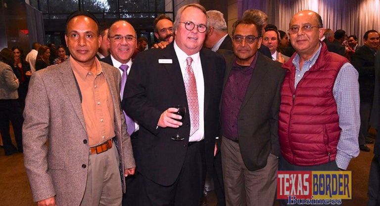 Pictured at the center, Jim Collins mingling with clients. Photo by Roberto Hugo Gonzalez