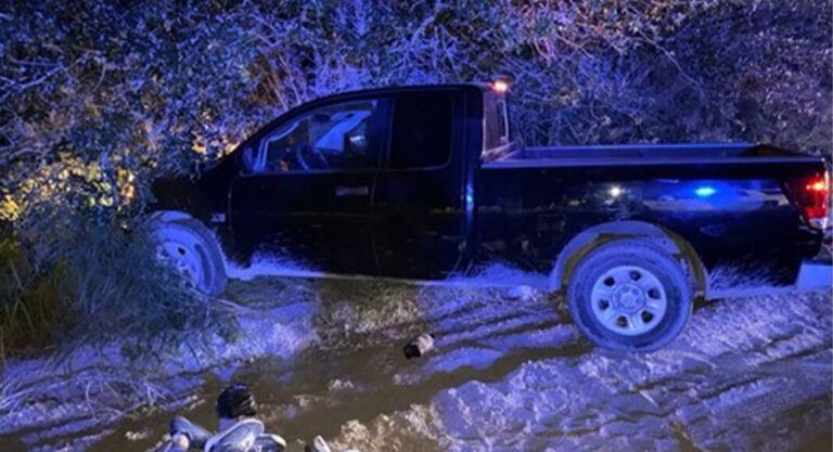 Smuggler Abandons Vehicle Along with Migrants