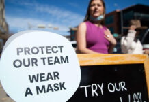 A sign in South Austin asks customers to wear a mask inside a business on March 3, 2021. Credit: Evan L'Roy/The Texas Tribune