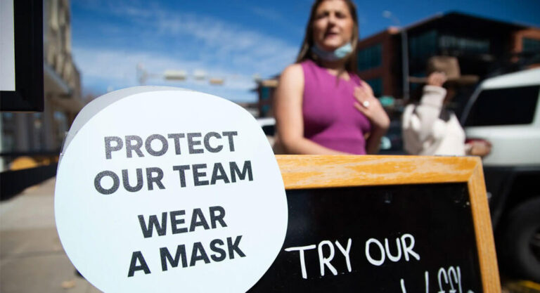 A sign in South Austin asks customers to wear a mask inside a business on March 3, 2021. Credit: Evan L'Roy/The Texas Tribune