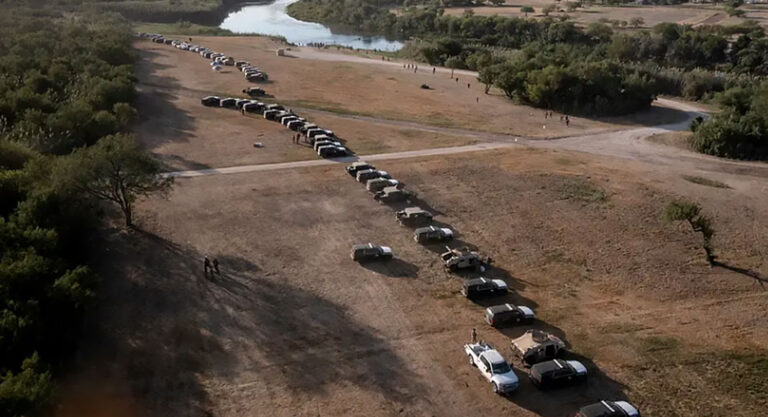 Texas troopers create “steel wall” of patrol vehicles in Del Rio as feds continue to repatriate Haitians