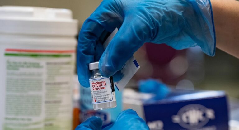 Unvaccinated Texans make up vast majority of COVID-19 cases and deaths this year, new state data shows