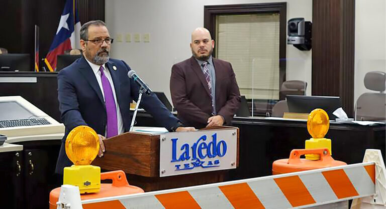 Paisano, Welcome to Laredo