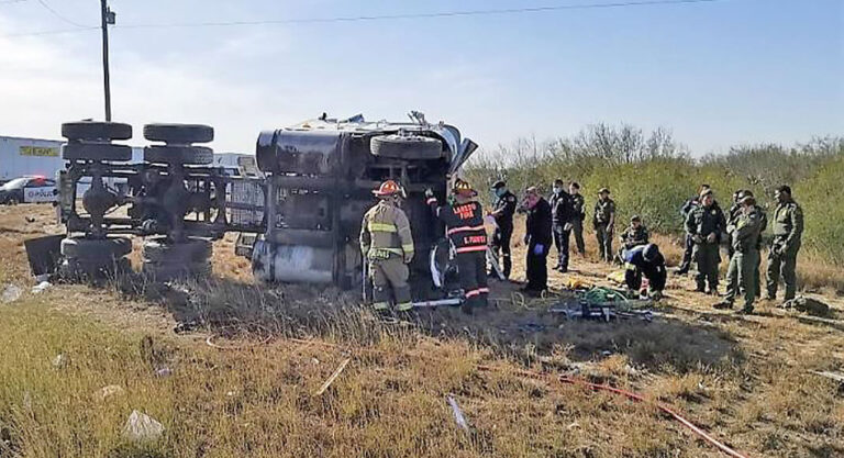 Agents aid accident victims