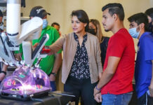 Dual Engineering Students Watch Surgical Robot in Action