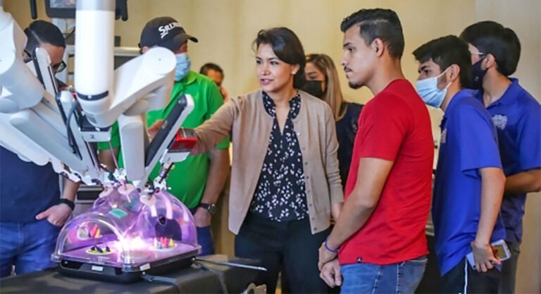 Dual Engineering Students Watch Surgical Robot in Action