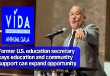 Cardona Tells VIDA Students Their Background Is a Strength